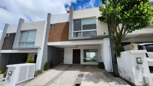 CASA EN RENTA EN ZIBATA, CONDOMINIO NATURA II, 3 HAB MAS SALA DE TV
