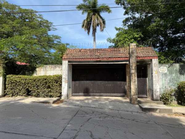 Casa con terreno bardeado