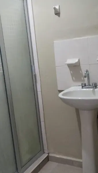 SE RENTA CUARTO CON BAÑÓ COMPLETO  CON ENTRADA INDEPENDIENTE.