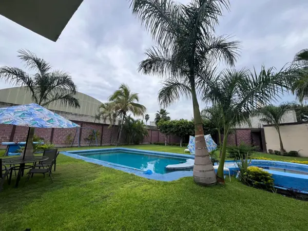 CASA DE 5 HABITACIONES, ALBERCA Y JACUZZI POR $3,000,000