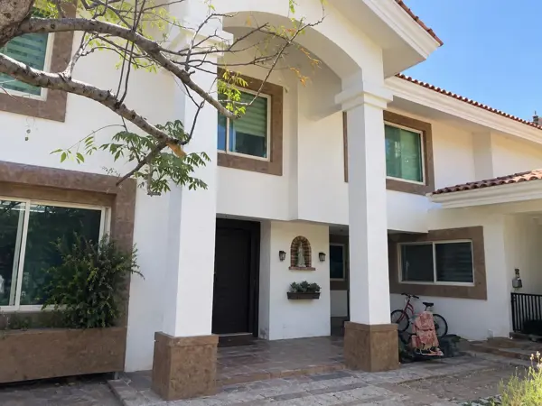 PRECIOSA CASA EN VILLAS DE IRAPUATO 4 RECAMARAS, EN PRIVADA