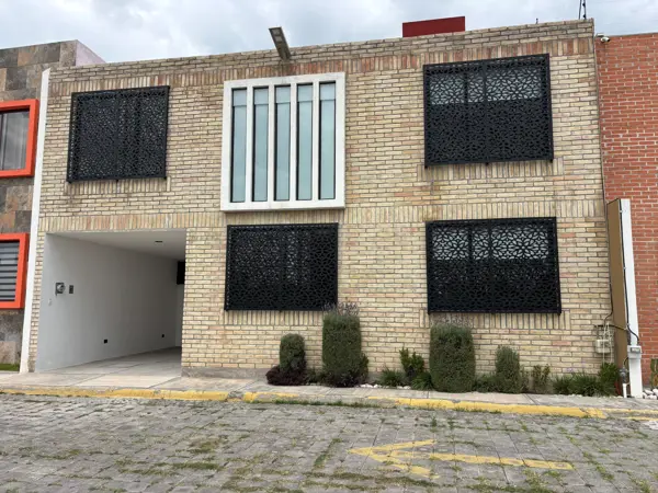 CASA EN RENTA CON RECÁMARAS EN PLANTA BAJA EN FRACCIONAMIENTO DE ZONA ZAVALETA
