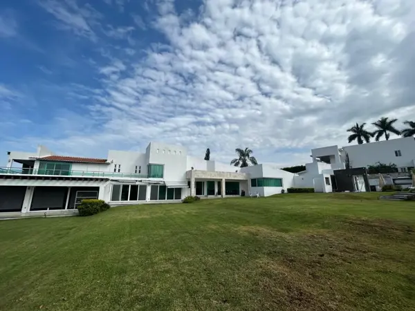 EXCELENTE RESIDENCIA, CINCO RECÁMARAS, AMPLIOS ESPACIOS, HUERTO CON ÁRBOLES FRUTALES. AMUEBLADA