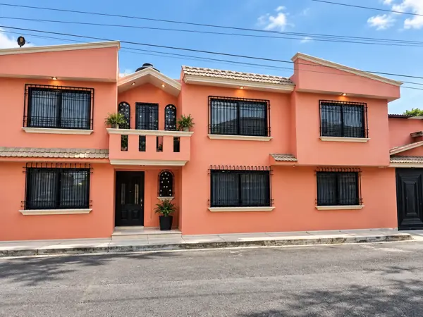 Amplia Casa en Venta en Ocho Cedros, Toluca, con 5 Recámaras. Amplia Casa en Venta en Ocho Cedros, Toluca, con 5 Recámaras.