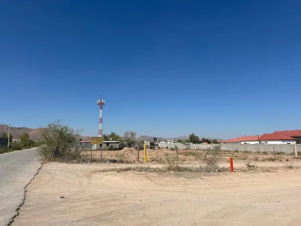 Terreno industrial/comercial en esquina , a una cuadra de Carr. Chihuahua Aldama . 2,517 M 2.