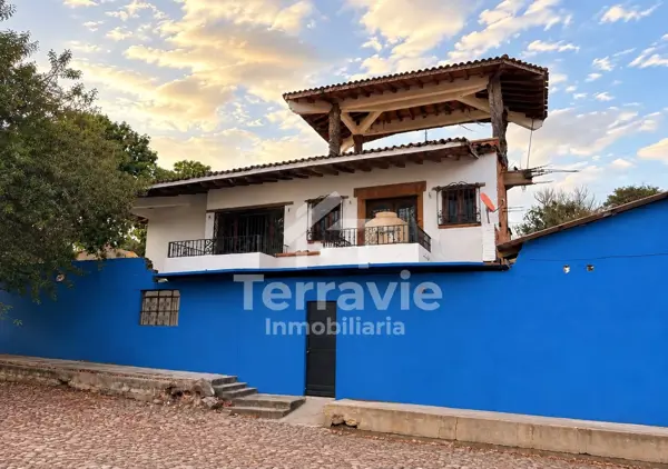 Casa con terreno en esquina en venta en Las Varas, Nayarit: Espaciosa propiedad habitacional