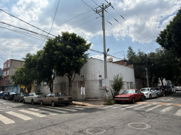 CASA EN ESQUINA EN VENTA COMO TERRENO A 5 MINUTOS DE NUEVO POLANCO
