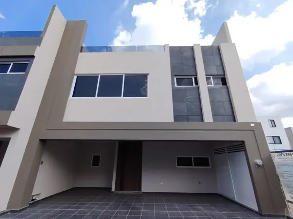 CASA EN VENTA CON 4 RECÁMARAS EN FRACCIONAMIENTO SOBRE BOULEVARD FORJADORES, PUEBLA