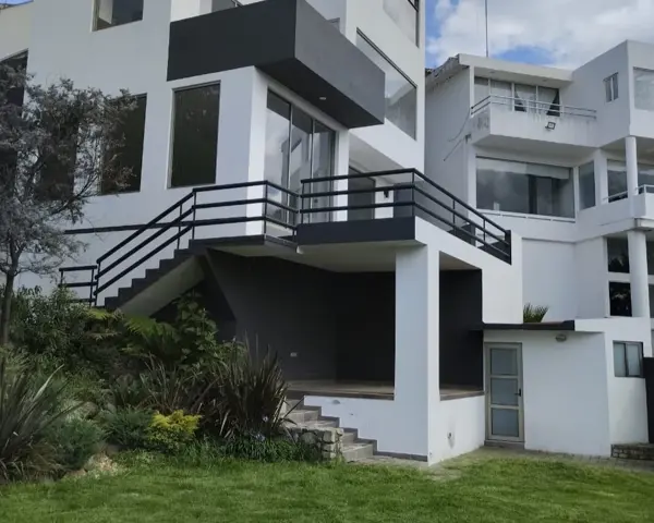 Casa en Venta en Condado de Sayavedra | 448 m², 4 Recámaras y 4 Estacionamientos