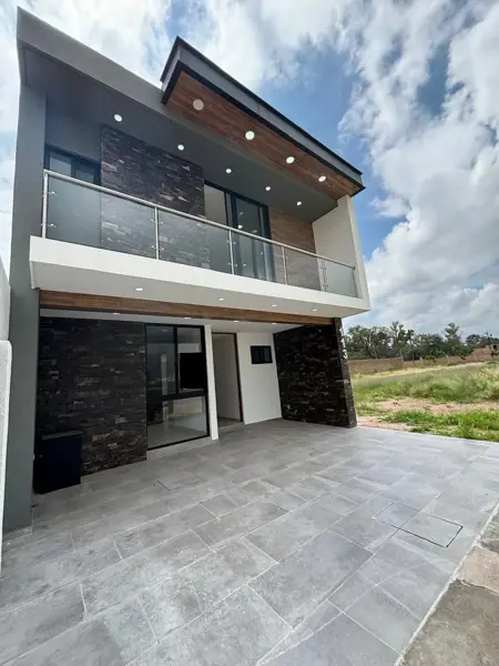 Venta de Casa al Ote de la Cd, Fracc, Santa Barbara a 5 min de la UVM