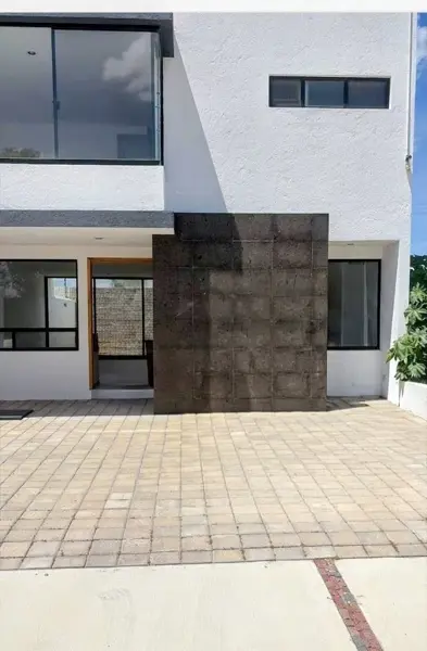 RENTA DE CASA NUEVA DE 4 RECAMARAS UNA EN PB CON ROOF GARDEN EN CAÑADAS DEL ARROYO
