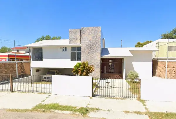 Remate Casa en Piedras Negras con 6 Recámaras y Amplio Terreno