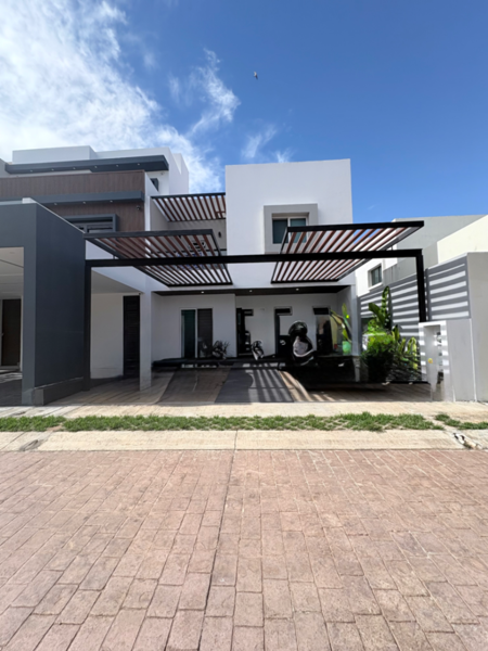 Casa remodelada Río Residencial con 3 recámaras con baño completo y cuarta recámara en planta baja.
