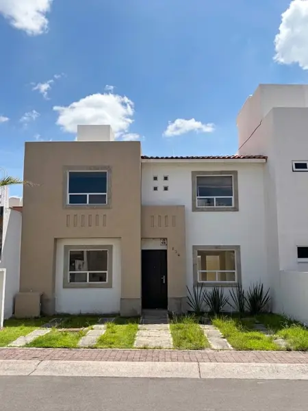 Casa en venta con 3 recámaras y excelente ubicación en el Refugio