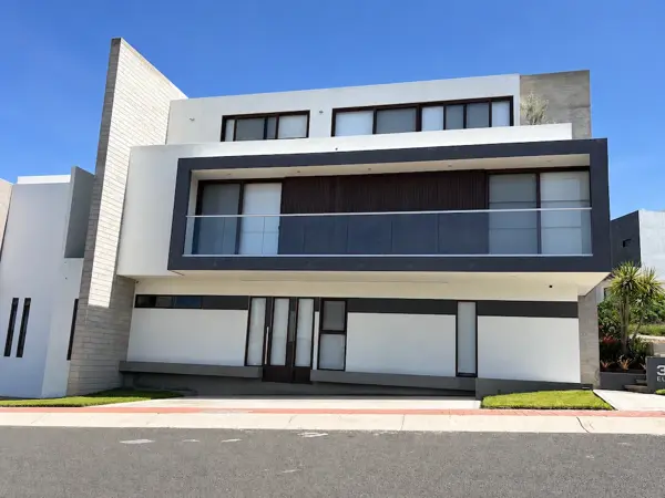 RENTA DE DOS CASAS INTERCOMUNICADAS EN COLINAS DE JURIQUILLA