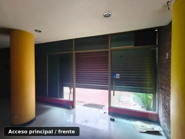 Local comercial de 110 m² sobre corredor principal con 3 estacionamientos e infraestructura para ali
