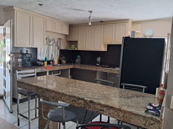 Colonia Profesionistas, casa de una planta  ( 60 m2 en obra negra en planta alta) $1,350,000.00