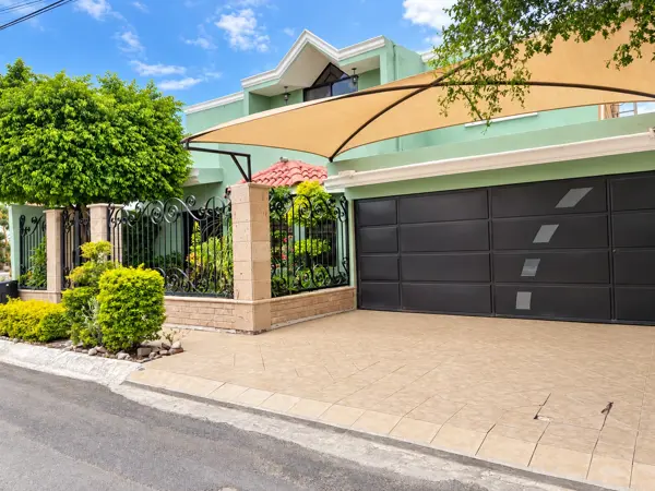 Casa en venta en Quintas San Isidro | 4 recámaras | Recámara principal completa en planta baja