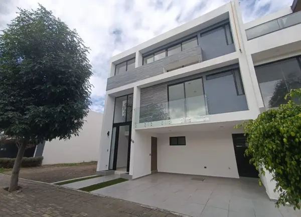 Se Vende Amplia Casa de 5 Habitaciones Ubicada en Parque Foresta en Lomas de Angelópolis en San Andrés Cholula — foto 1 de 19