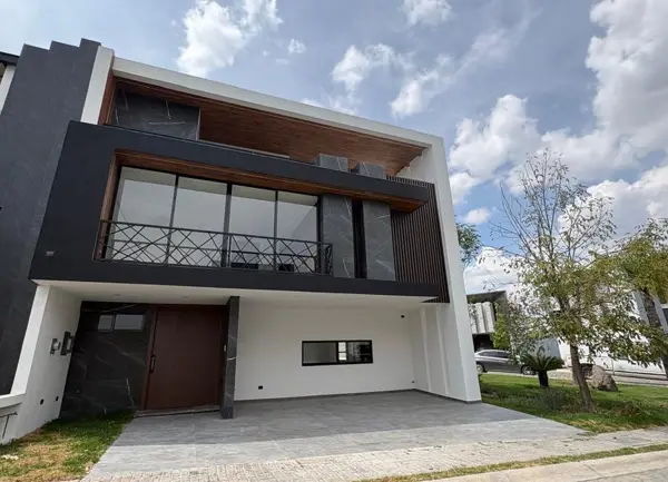 Casa en Venta en Esquina Parque Monaco 7cv F142 — foto 1 de 30