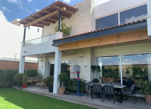 Casa De 3 Recamaras y Un jardín De 105m2 En Morillotla Cerca De La UDLAP. — foto 1 de 26