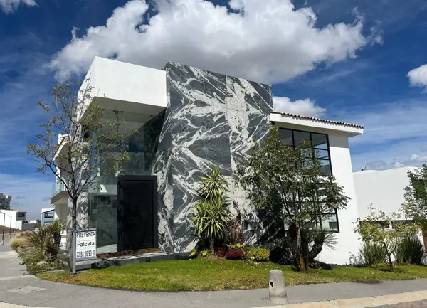 Casa De Tres Habitaciones En Esquina En La Gran Reserva