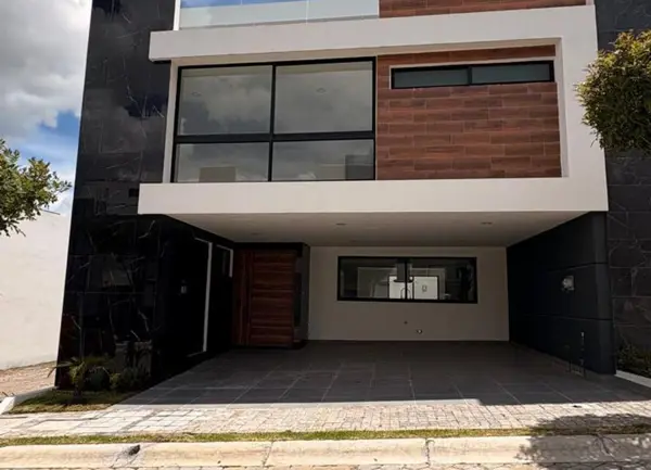 Linda Casa de 4 Habitaciones en Venta Ubicada en Parque Aguascalientes, Lomas de Angelópolis — foto 1 de 14