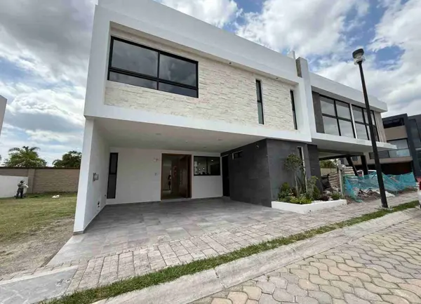 Casa de 4 Recámaras en Venta Ubicada en Parque Nayarit en Lomas de Angelópolis — foto 1 de 13