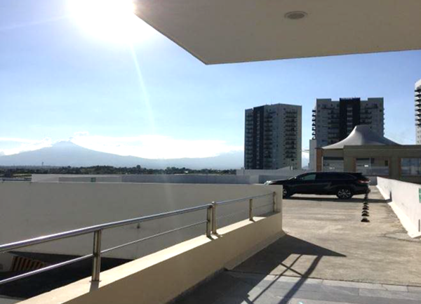 Local Comercial De 201m2 Construidos Con Terraza Y Elevador En Lomas De Angelopolis.