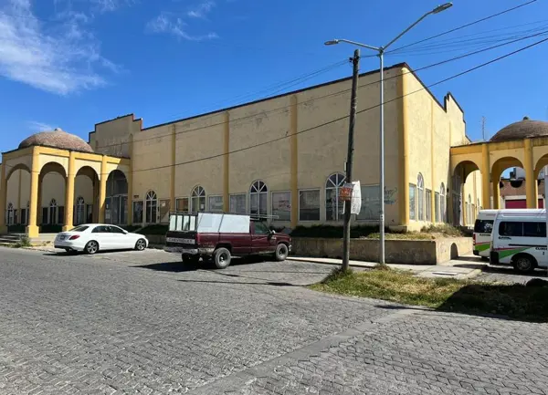Locales Desde 40m2 y Uno De 300m2 Cerca De La Central De Abastos.