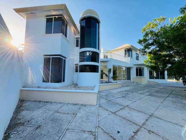 Casa en Venta y Renta en Boulevard Bahía, Chetumal - 7 Recámaras, Frente al Mar