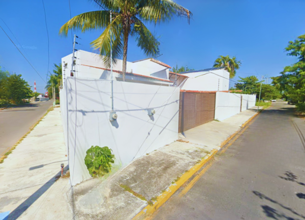 Casa en Venta Boulevard Bahia, Othón P. Blanco, Quintana Roo: Residencia con Jardín y Alberca