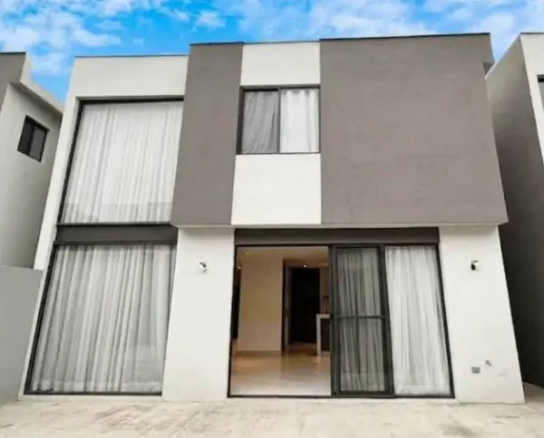 Casa en Venta en Amara Residencial, Santiago — 3 Recámaras, Jardín Privado y Amenidades