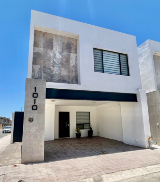 Casa Nueva en Venta en Circuito Privado de Viñedos, Torreón: Seguridad, Exclusividad y Plusvalía