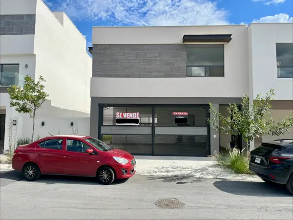 CASA EN VENTA EN LOS LINOS, HUAJUQUITO - 3 RECÁMARAS / FRENTE AL PARQUE