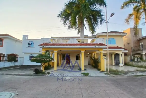 Casa en Venta en Las Vegas, Poza Rica: Amplio Hogar Familiar con Balcón y Cocina Integral JX