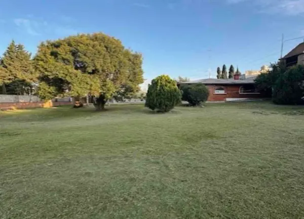 Terreno de 1,846 m2 con casa de una planta, en Lomas de Castillotla