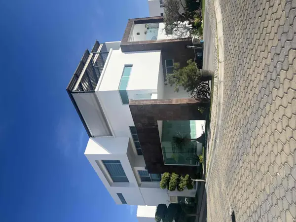 Casa en Venta de 4 niveles y en esquina en Lomas de Angelopolis