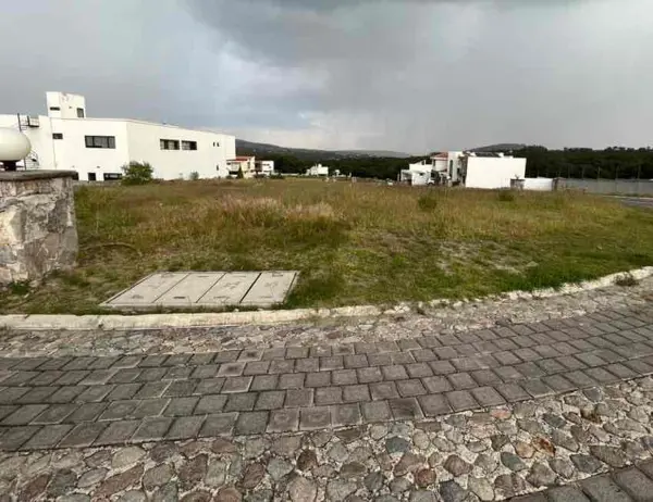 Terreno en Esquina en Venta en Haras del Bosque, Fracc El Lago.