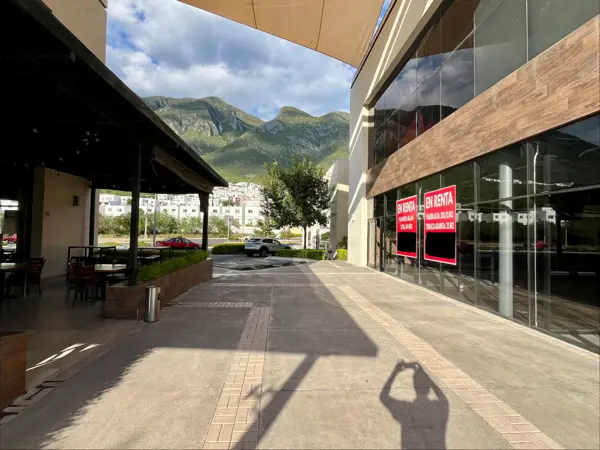 LOCAL EN RENTA EN EL SUR DE MONTERREY - PLAZA COMERCIAL CONSOLIDADA A 5 MINUTOS DE CARR. NACIONAL