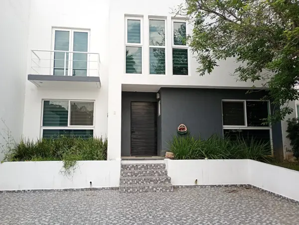 CASA EN VENTA EN BOSQUES TRES MARIAS MORELIA