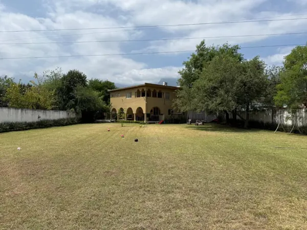Casa con Departamentos en Venta en El Yerbaniz, Santiago, Nuevo León — foto 1 de 14