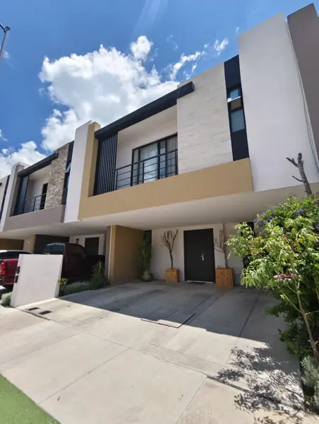 Casa en Venta en Bosques de Breda, León, Guanajuato - 3 Recámaras, Jardín y Seguridad
