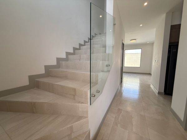 HERMOSA CASA EN LAURELES RESIDENCIAL