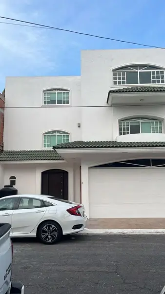 Residencia en Venta en Costa de Oro, Boca del Río: Amplia y Versátil Casa
