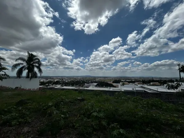 Terreno habitacional en Villas de Irapuato con vistas panorámicas y orientación norte-sur