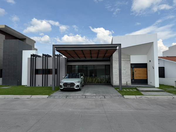 Casa en Venta en Hacienda San Antonio, Metepec con Piscina y Jardín