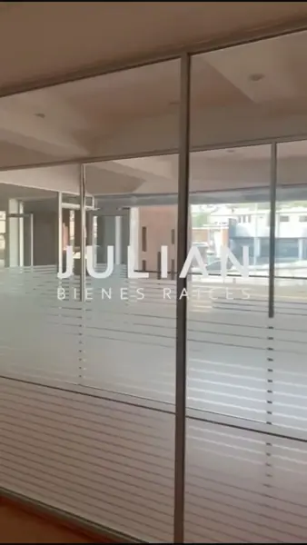 Oficina en renta con 2 baños en Cumbres 4to sector