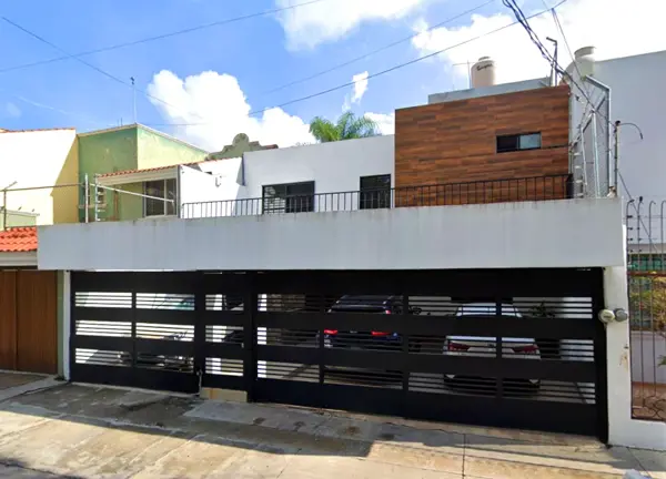 Casa en Remate en Bosques de La Victoria, Guadalajara: Amplia y Bien Ubicada