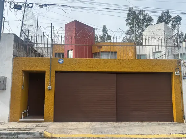 Renta casa vacía, habitacional u oficinas. Reforma Agua Azul